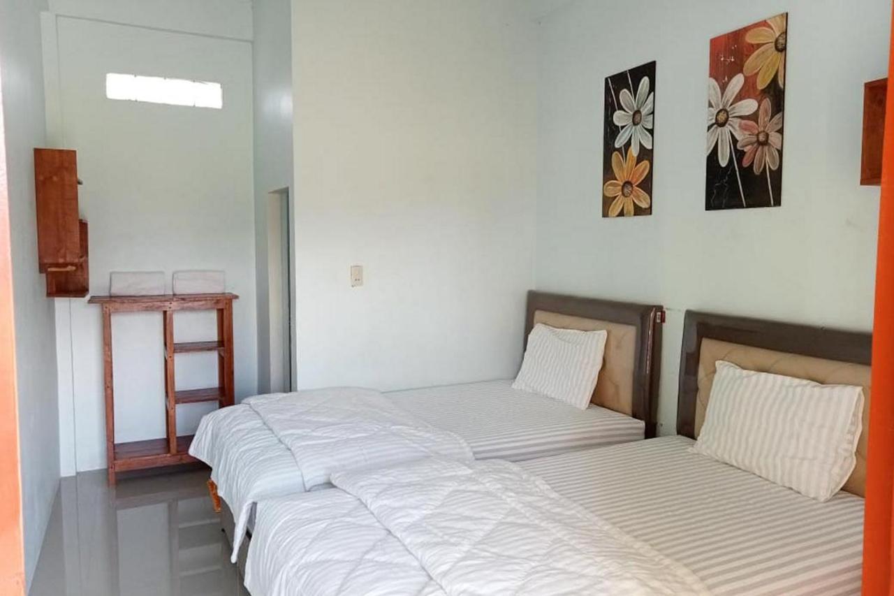 Hotel Anugrah Situngkir 3 Near Creative Hub Pangururan Samosir Redpartner Sinapuran Exterior photo